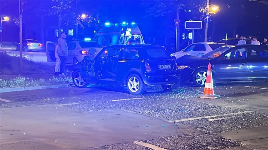 Accident rutier pe Bulevardul Ripensia din Timișoara, intervenție a ambulanței și poliției în urma coliziunii dintre două autoturisme.