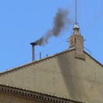 Fum negru la Vatican în timpul conclavului papal din 2025, semnalizând că nu a fost ales un nou Papă