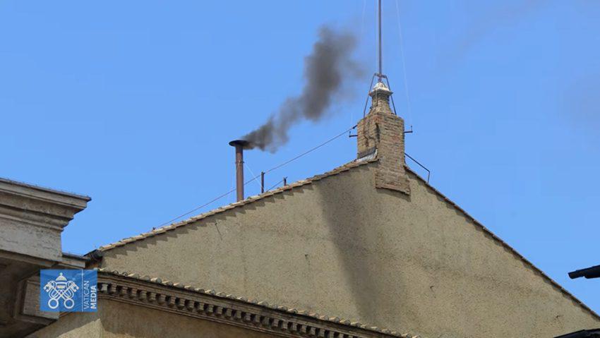 Fum negru la Vatican în timpul conclavului papal din 2025, semnalizând că nu a fost ales un nou Papă