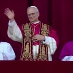 Cardinalul Robert Prevost salutând credincioșii după alegerea ca Papa Leon al XIV-lea
