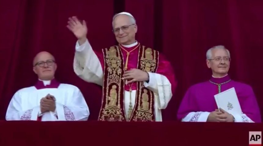 Cardinalul Robert Prevost salutând credincioșii după alegerea ca Papa Leon al XIV-lea