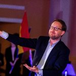 Cor liceal pe scena Filarmonicii Banatul din Timișoara, în cadrul Olimpiadei Naționale Corale 2025, cu participarea a 800 de elevi din 15 județe