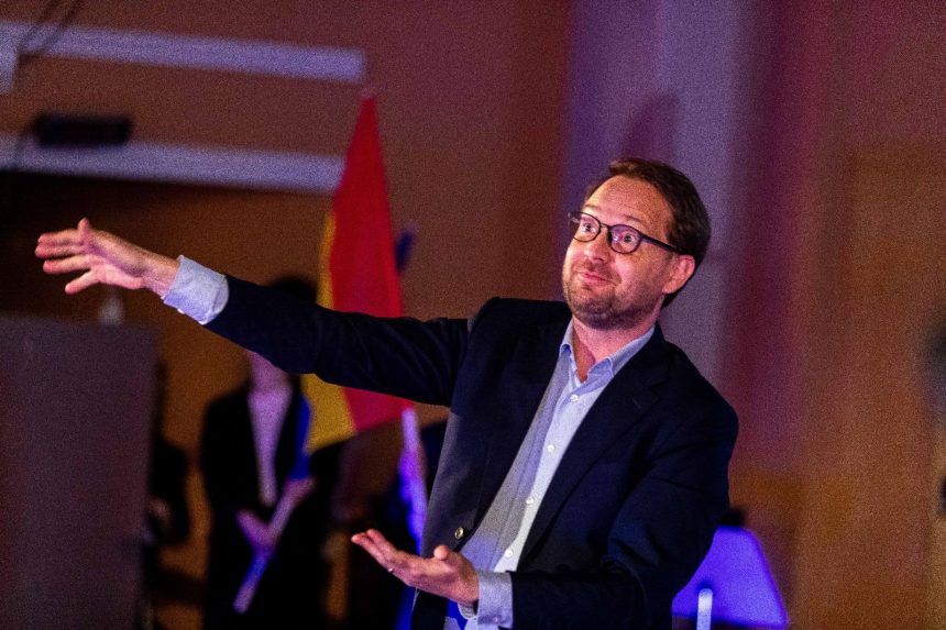 Cor liceal pe scena Filarmonicii Banatul din Timișoara, în cadrul Olimpiadei Naționale Corale 2025, cu participarea a 800 de elevi din 15 județe