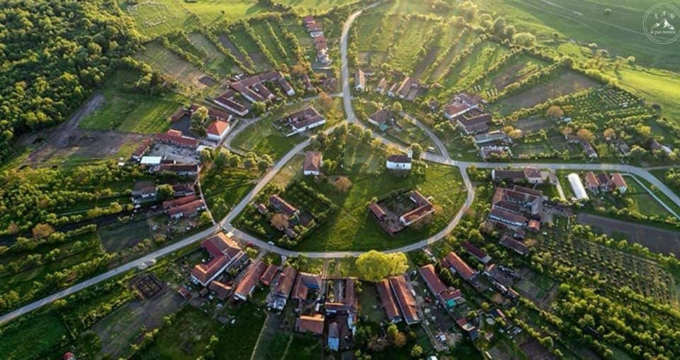 Satul Charlottenburg din județul Timiș, singurul sat din România construit în plan radial, văzut de sus, cu case dispuse simetric în jurul pieței centrale