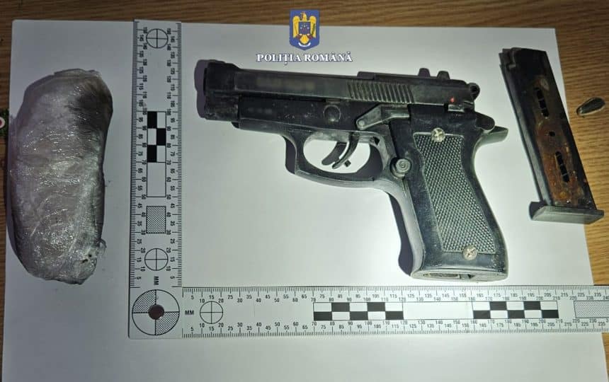 Polițiști din Timiș în timpul unei percheziții în Deta, unde un bărbat a fost reținut pentru deținerea ilegală a unei arme și substanțe psihoactive