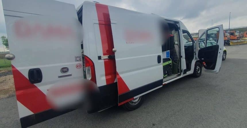 Tânăr reținut de poliție pe Autostrada A1 în timp ce transporta o dubă plină cu scule furate din Italia.