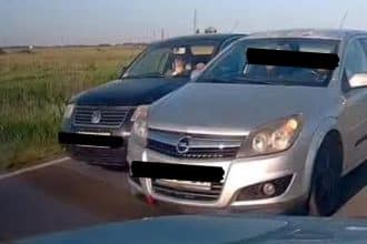 Un tânăr de 23 de ani a fost surprins circulând neregulamentar pe drumul Timișoara – Cenad, punând în pericol viețile celor din trafic. Din fericire, un alt șofer a evitat un accident grav printr-o manevră rapidă.
