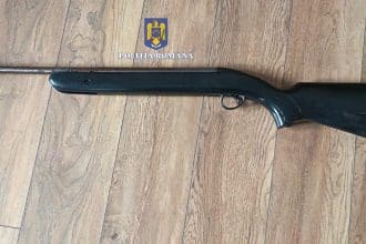 Armă cu aer comprimat și proiectile metalice ridicate de polițiști în Deva