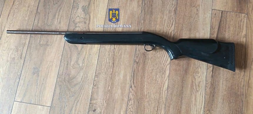 Armă cu aer comprimat și proiectile metalice ridicate de polițiști în Deva