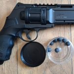 Arma neletală tip revolver cu bile de cauciuc confiscată de poliția din Hunedoara
