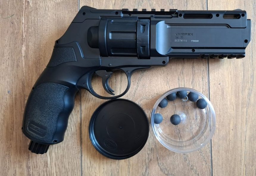 Arma neletală tip revolver cu bile de cauciuc confiscată de poliția din Hunedoara