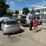 Polițist rutier din Timiș controlează starea tehnică a unui autovehicul al unei școli de șoferi în timpul unei acțiuni de verificare rutieră