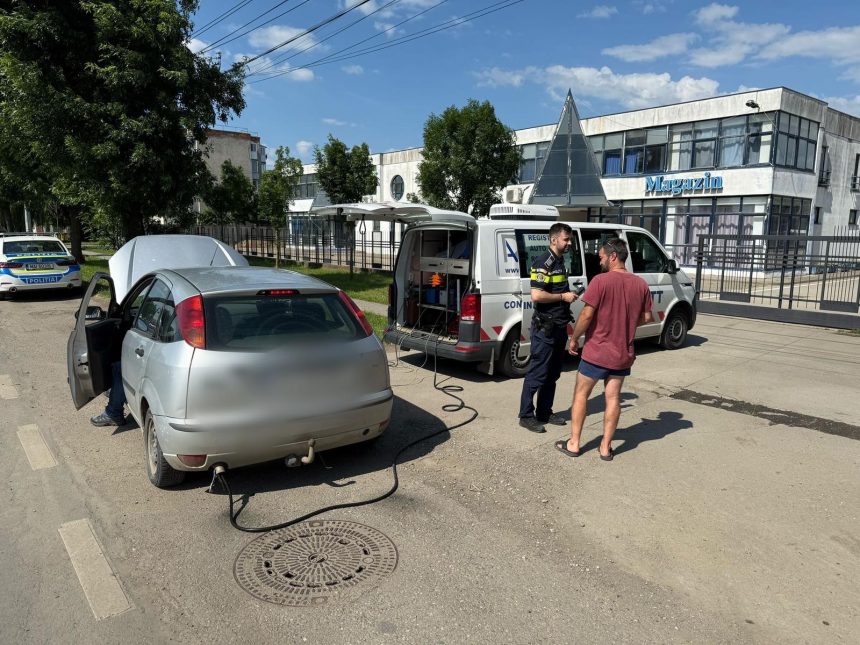 Polițist rutier din Timiș controlează starea tehnică a unui autovehicul al unei școli de șoferi în timpul unei acțiuni de verificare rutieră