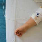Echipă mixtă de control prelevând probe pentru ancheta epidemiologică în cazul copiilor cu simptome digestive la o creșă din Timișoara