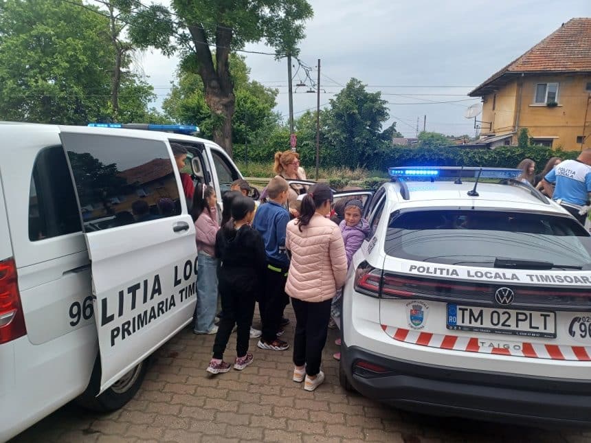 Copii entuziasmați urcând într-o autospecială a Poliției Locale Timișoara, în cadrul evenimentului „Ziua Porților Deschise”, 21 mai 2025.
