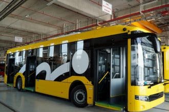 Timișoara primește primul firobuz nou după aproape 20 de ani, iar în următoarele luni vor sosi 32 de troleibuze și 30 de autobuze electrice. Primarul Dominic Fritz mulțumește Uniunii Europene pentru susținerea transformării transportului public într-un sistem modern și ecologic.