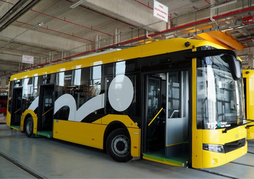 Timișoara primește primul firobuz nou după aproape 20 de ani, iar în următoarele luni vor sosi 32 de troleibuze și 30 de autobuze electrice. Primarul Dominic Fritz mulțumește Uniunii Europene pentru susținerea transformării transportului public într-un sistem modern și ecologic.