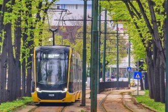 Mijloc de transport în comun STPT luminat pe timp de noapte în centrul Timișoarei, asigurând transportul credincioșilor de Paște.