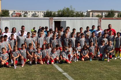 Copii antrenați de antrenorii Steaua Roșie Belgrad la campul de elită organizat de Galaxy Timișoara, iunie 2025