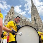 Suporterii naționalei României dansează în ploaie la Viena înaintea meciului cu Austria, în preliminariile Cupei Mondiale 2026