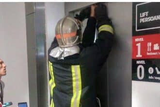 Trei adulți și un copil, captivi înmtr-un lift căzut în gol