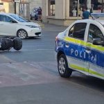 Autospecială de poliție avariată în urma unui accident cu un motociclist într-o intersecție din Timișoara