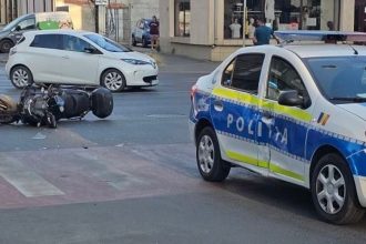 Autospecială de poliție avariată în urma unui accident cu un motociclist într-o intersecție din Timișoara