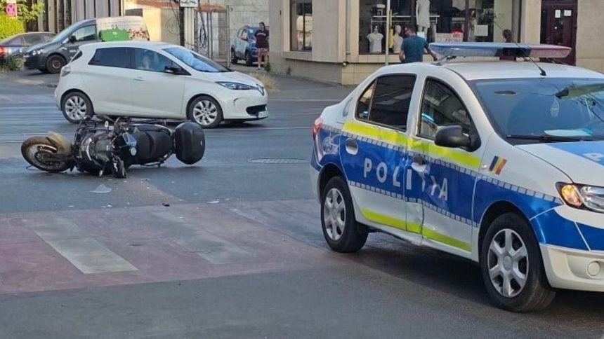 Autospecială de poliție avariată în urma unui accident cu un motociclist într-o intersecție din Timișoara