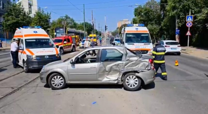 Accident rutier în Timișoara pe bulevardul Liviu Rebreanu, unde un tramvai a lovit un autoturism. Două persoane au fost rănite.