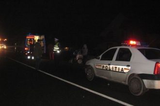 Grav accident în Deta: un bărbat pe moped, operat de urgență după ce a intrat într-o mașină