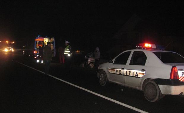 Grav accident în Deta: un bărbat pe moped, operat de urgență după ce a intrat într-o mașină