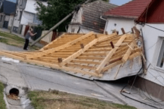 Copil rănit de un acoperiș smuls de vânt în timpul furtunii din Ghilad, județul Timiș