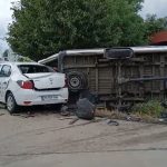 Dubă răsturnată într-un parc industrial din Timișoara, după un accident provocat de o șoferiță care nu a acordat prioritate.