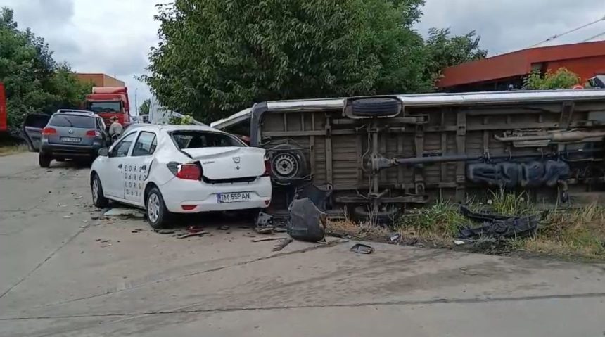Dubă răsturnată într-un parc industrial din Timișoara, după un accident provocat de o șoferiță care nu a acordat prioritate.