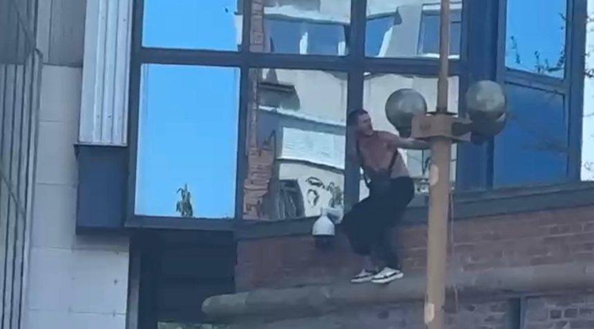 Intervenție pompieri și polițiști la Bastionul Theresia din Timișoara, unde un bărbat amenință că se aruncă în gol