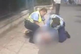 Polițiști locali imobilizează un bărbat recalcitrant pe strada Telegrafului din Timișoara, după o bătaie și un furt