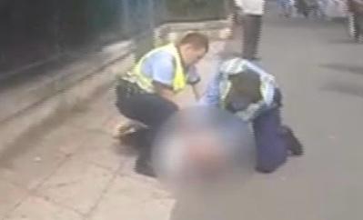 Polițiști locali imobilizează un bărbat recalcitrant pe strada Telegrafului din Timișoara, după o bătaie și un furt