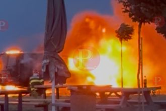 Microbuz cuprins de flăcări în parcarea unei benzinării pe autostrada A1, șoferul reușind să îl scoată înainte de explozie.