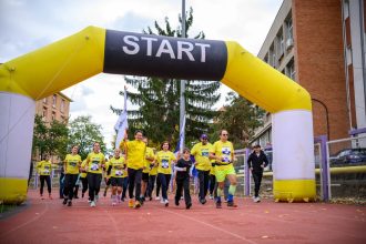 Participanți la evenimentul „105 pentru Poli” organizat de Universitatea Politehnica Timișoara pe stadionul Știința, 2025