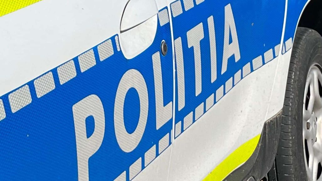 Poliția rutieră la locul unui accident între un autoturism și o motocicletă pe drumul dintre Deta și Voiteg.