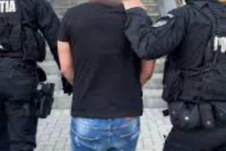 Imagine cu sediul Inspectoratului de Poliție Județean Hunedoara unde au fost aduși pentru audieri cei doi suspecți de înșelăciune.