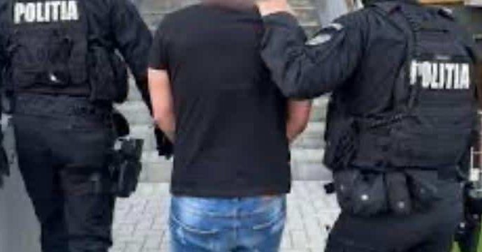 Imagine cu sediul Inspectoratului de Poliție Județean Hunedoara unde au fost aduși pentru audieri cei doi suspecți de înșelăciune.