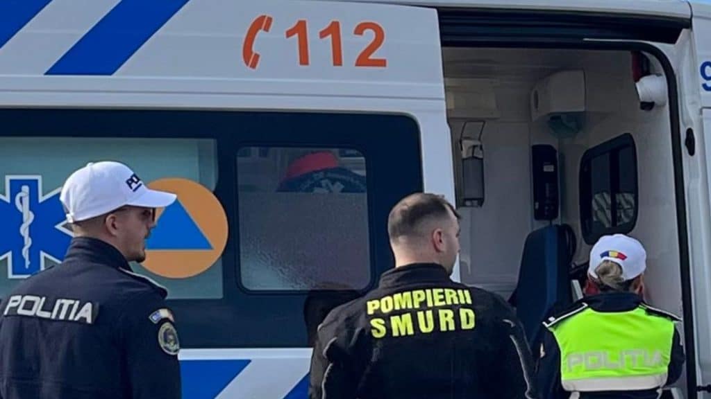 Echipaj de poliție și ambulanță la intersecția străzilor Victor Vlad Delamarina și Ștefan cel Mare din Lugoj, unde un minor a fost accidentat pe trecerea de pietoni.