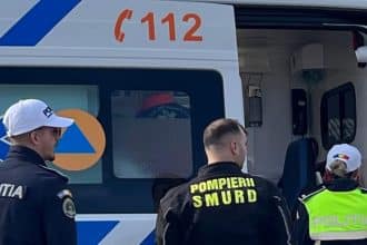 Echipaj de poliție și ambulanță la intersecția străzilor Victor Vlad Delamarina și Ștefan cel Mare din Lugoj, unde un minor a fost accidentat pe trecerea de pietoni.
