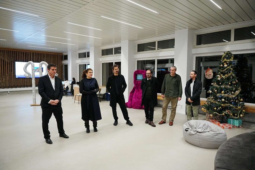 Holul Facultății de Mecanică a Universității Politehnica Timișoara transformat într-un spațiu de artă contemporană prin expoziția New Tab