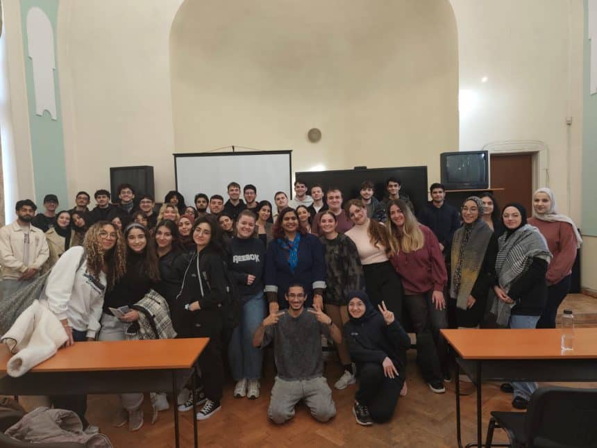 Studenți internaționali participă la sesiunea de orientare și bun venit organizată de universitate