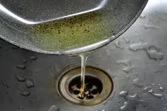 Canalizarea nu este coș de gunoi, uleiul alimentar uzat blochează conductele