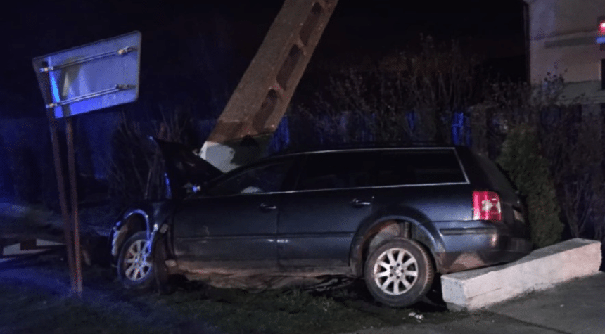 Un șofer a pierdut controlul volanului la Periam și s-a izbit violent de un stâlp