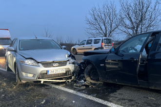 Echipaje SMURD și poliție la locul unui carambol cu trei autoturisme pe Calea Torontalului din Timișoara.