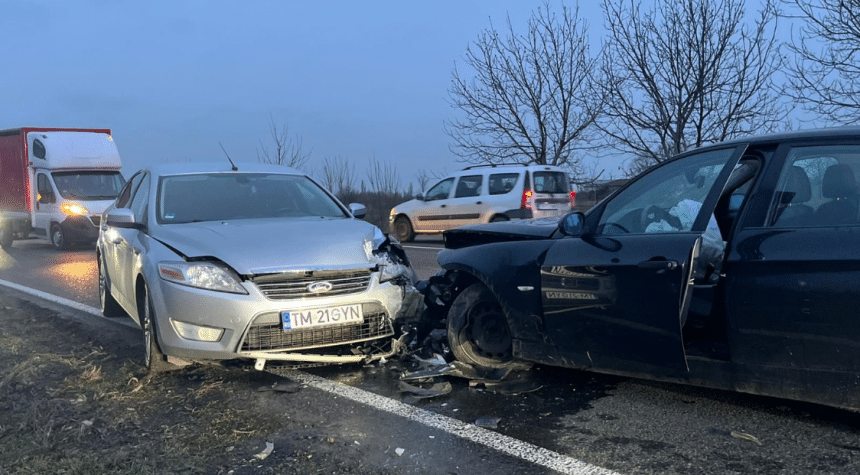 Echipaje SMURD și poliție la locul unui carambol cu trei autoturisme pe Calea Torontalului din Timișoara.